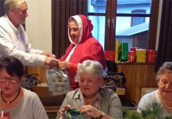 Der Weihnachtsmann verteilte Päckchen an die anwesenden Senioren. fFoto: privat