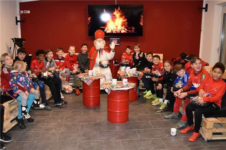 Der Weihnachtsmann war im Vereinsheim des SV Rot-Weiß Merl zu Besuch. Fotos: privat