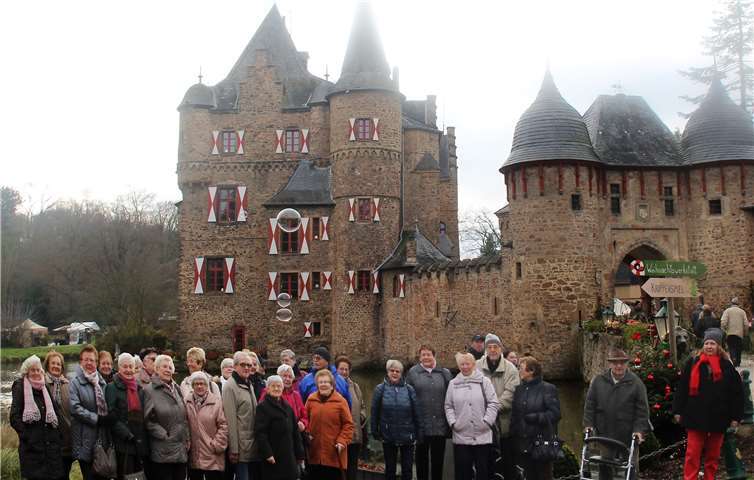 Der Weihnachtsmarkt auf Burg Satzvey lockt alljährlich tausende von Besuchern an. privat