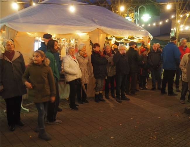 Dorfplatz erstrahlte im Lichterglanz Der Weihnachtsmarkt in Arzheim war gut besucht. Fotos: HH