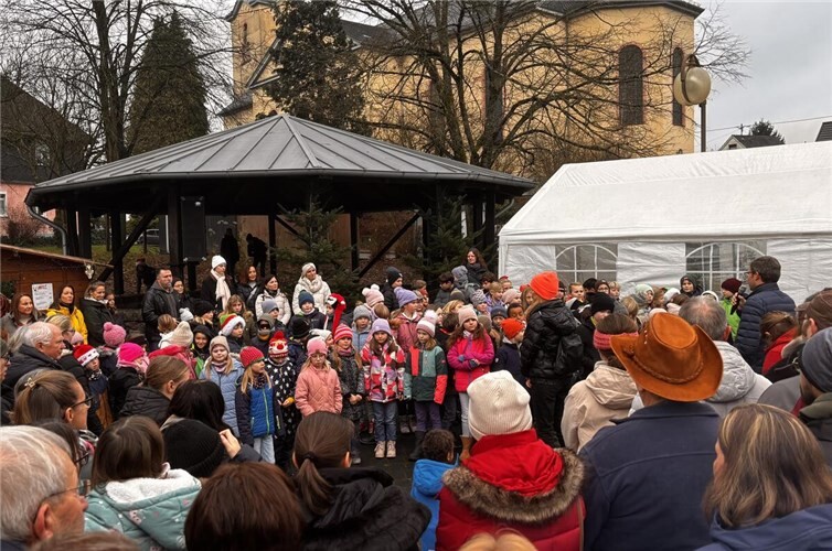 Der Weihnachtsmarkt in Marienrachdorf war wieder ein voller Erfolg und brachte die Menschen aus dem Ort und darüber hinaus zusammen.