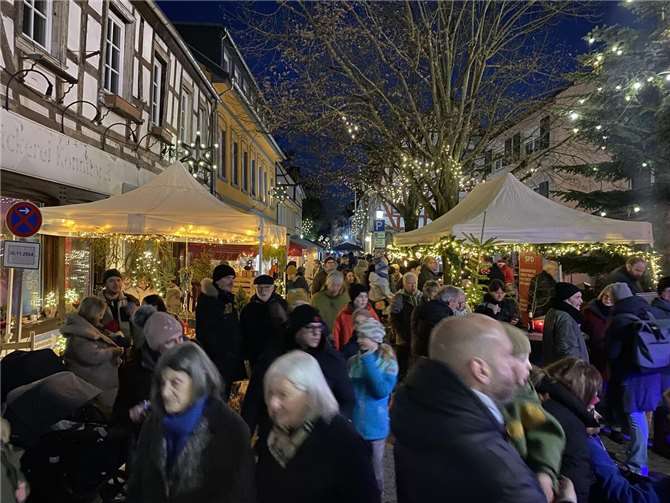 Der Weihnachtsmarkt in Oberwinter zog mit seinen schön dekorierten Ständen viele Besucher an.  Fotos: AB