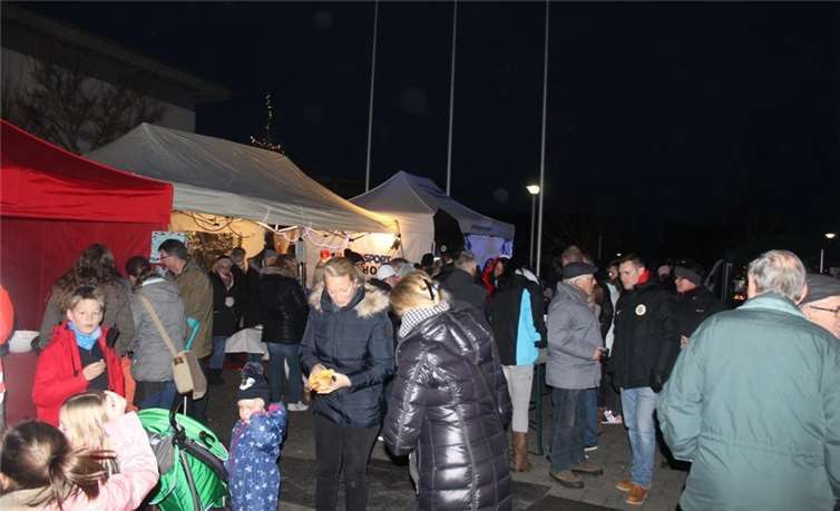Der Weihnachtsmarkt in Urbar lockte jede Menge Besucher an.privat