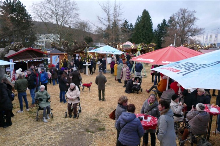 Der Weihnachtsmarkt lockte wieder viele Gäste in den Kurpark.
