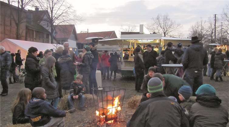 Der Weihnachtsmarkt lockte zahlreiche Besucher auf den Flerzheimer Dorfplatz. privat