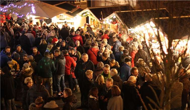 Der Weihnachtszauber in Höhr-Grenzhausen am Samstag, 9. Dezember von 14.00 bis 22.00 Uhr auf dem Töpferplatz.  Foto: Christian Heller