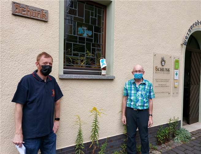 Der Wein wurde durch Mitglieder des Fördervereins und des Gemeinderates unter Einhaltung der maximalen Hygienemaßnahmen und Abstandsreglung zu den überraschten und hoch erfreuten Senioren und Seniorinnen in Bruttig gebracht.Foto: privat