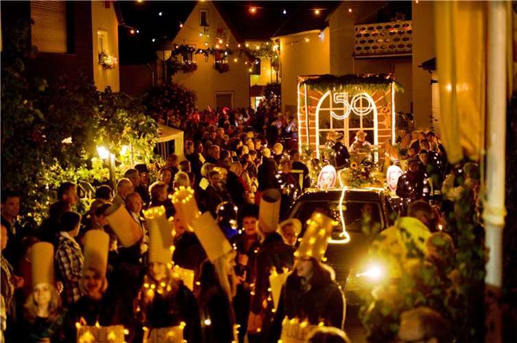 Ahrweine, Live-Musik und Weinlesezug Der Weinlesezug der 10.000 Lichter ist ein echter Höhepunkt. Foto: Dominik Ketz