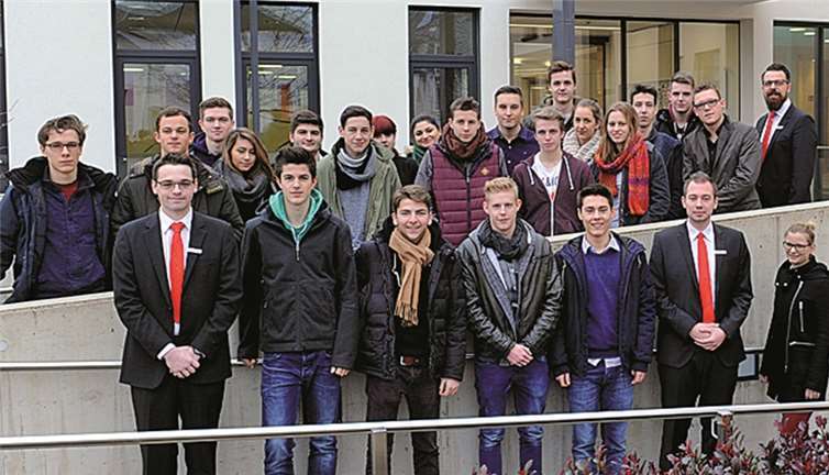 Der Weiterbildungsleiter Michael Bick (hinten 1.v.r.) sowie die beiden Auszubildenden der KSK, Michael Martini (vorne 1.v.l.) und Jan Haeser (vorne 2.v.r.) empfangen die Schüler des Are-Gymnasiums. privat