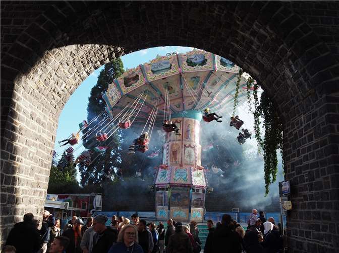 Auch der 618. Lukasmarkt hat seine Anziehungskraft nicht verloren Der „Wellenflug“ an der Stadtmauer.