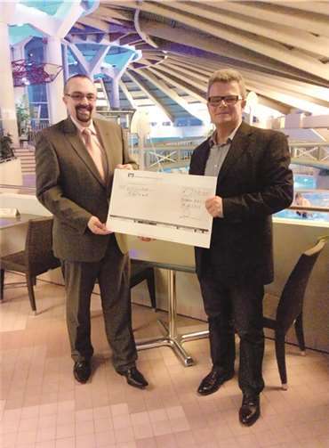 Der Werkleiter des Freizeitbad Tauris, Horst Weber (r.), überreichte dem 1. Vorsitzenden des Fidelio, Jürgen Maurer (l.), den Scheck für die geleistete Mitarbeit. privat