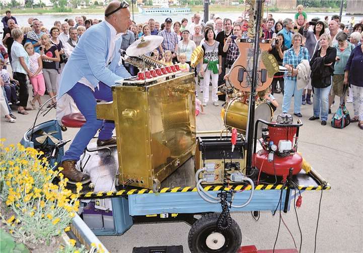 Der Werkzeugmacher Peter Till aus Dresden zeigte, was seine Erfindung, das Universal Druckluft Orchester, so alles kann.