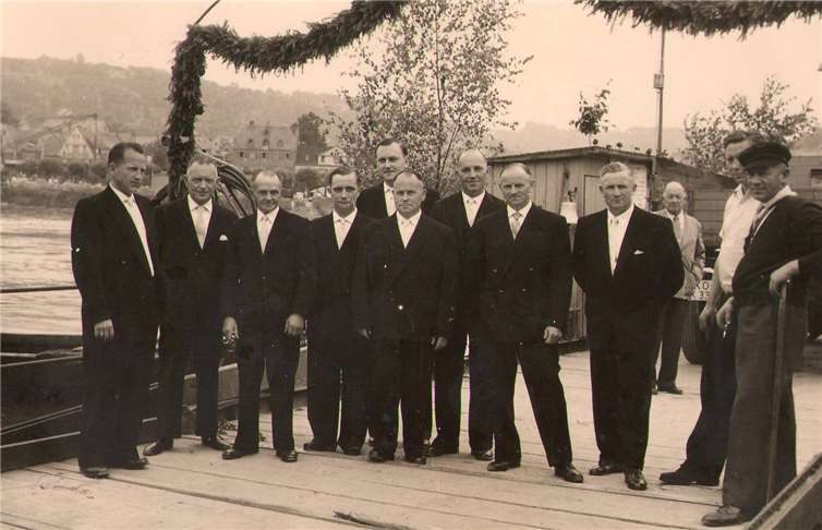 Der Werther Gemeinderat stand nach schwierigen Entscheidungen zum letzten Mal auf „seiner“ Pont: (v.l.) Ortsbürgermeister Peter Schemmer, Johann Weller, Anton Röser, Hans Hilden, Peter Thon, Peter Kesselheim, Theo Becker, , Heinrich Münz, Josef Zengler und Fährmann Johann Bähner.