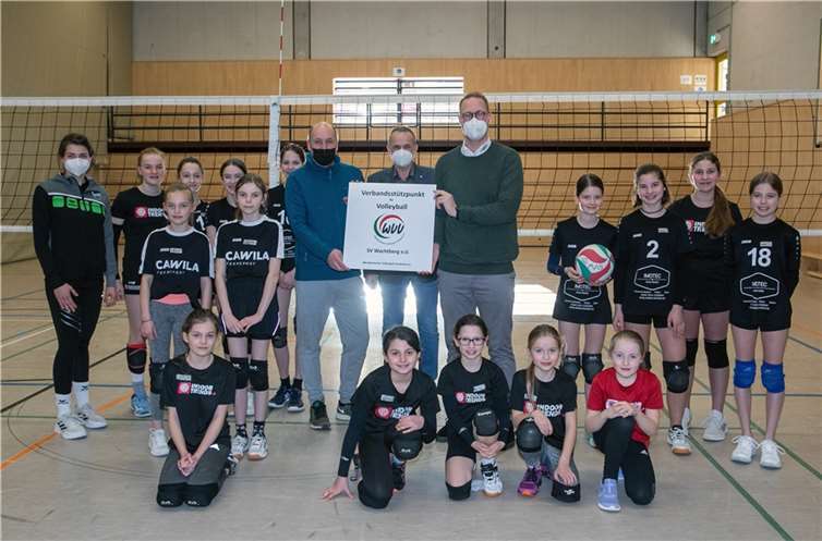 Der Westdeutsche Volleyballverband (WVV) verleiht dem SV Wachtberg aufgrund der jahrelangen guten Jugendarbeit den Status eines „Verbandsstützpunktes“. In der Turnhalle der Hans-Dietrich-Genscher-Schule überreichte Jaromir Zachrich, der Sportdirektor des WVV, jetzt die entsprechende Plakette an Abteilungsleiter Michael Lämmel und Bürgermeister Jörg Schmidt.  Foto: JOST