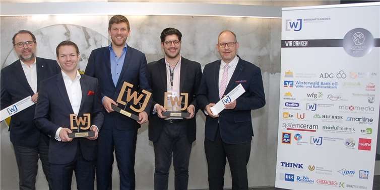 Der Wettbewerb „Wirtschaftswissen“ wird von vielen Unternehmen der Regionunterstützt, unter anderem auch von „BLICK aktuell“. Darüber freuen sich (v.l.):Richard Hover (IHK), Florian Glossner, Nils Passau und Roland Walta(Wirtschaftsjunioren) sowie Bernhard Meffert (Raiffeisencampus). Fotos: KER