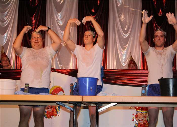 Der Wettbewerb im Synchron-Haarewaschen wurde für die Aktiven wie für das jecke Publikum zu einem feucht-fröhlichen Vergnügen.