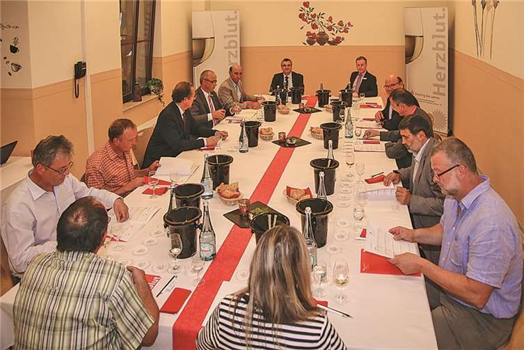 Der Wettbewerb zur Ermittlung des Sparkassen-Rieslings 2014 fand im historischen Gebäude des DLRG-Bildungszentrums in Lehmen statt. Die Kreissparkasse Mayen hatte zum Weinwettbewerb eingeladen.