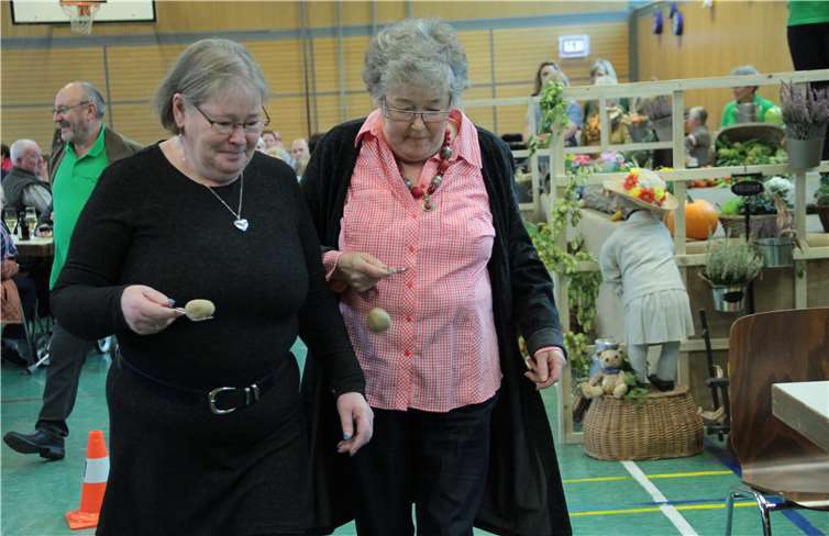 Der Wettlauf mit der Kartoffel, Geschwister Monika Neurohr und Sieglinde Jagnow aus Bad Ems.