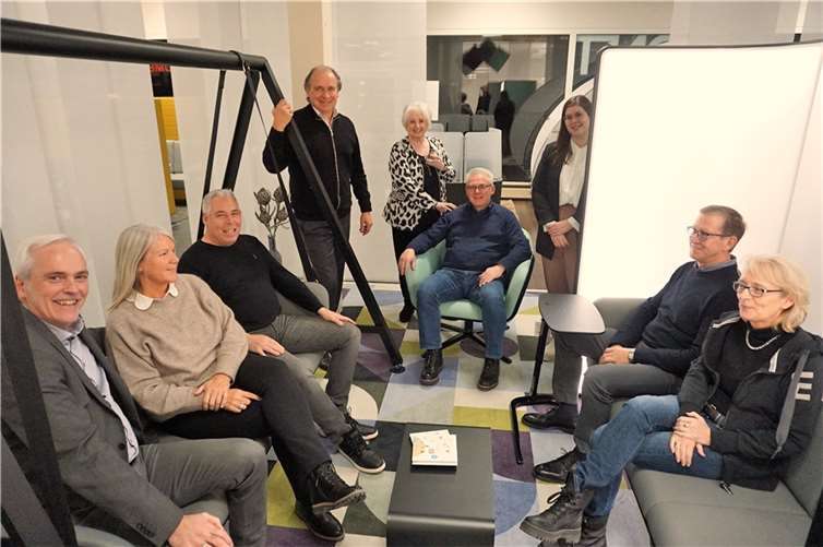 Der WiFo AK Standortentwicklung Frank Wolsfeld, Eva Seeber, Ralf Winn, Brigitte-Ursula Scherrer, Hans-Dieter Neuer, Alexandra Rünz (Wirtschaftsförderung Stadt Neuwied), Lothar Klaus Melms und Christine Seelbach-Neuer ließ sich von Karl Havekost 4. v.L (MEGA office & home) moderne Arbeitswelten vorstellen. Quelle: WirtschaftsForum Neuwied e.V.