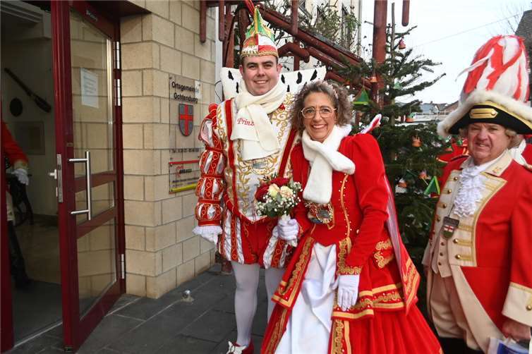 Karneval wird zur Familienangelegenheit Der Widerstand war schnell gebrochen, Prinz und Prinzessin erobern das Rathaus.