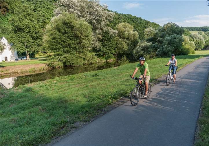 Der Wied-Radweg an der Kreuzkapelle.Foto: Andreas Pacek/Touristik-Verband Wiedtal e.V.