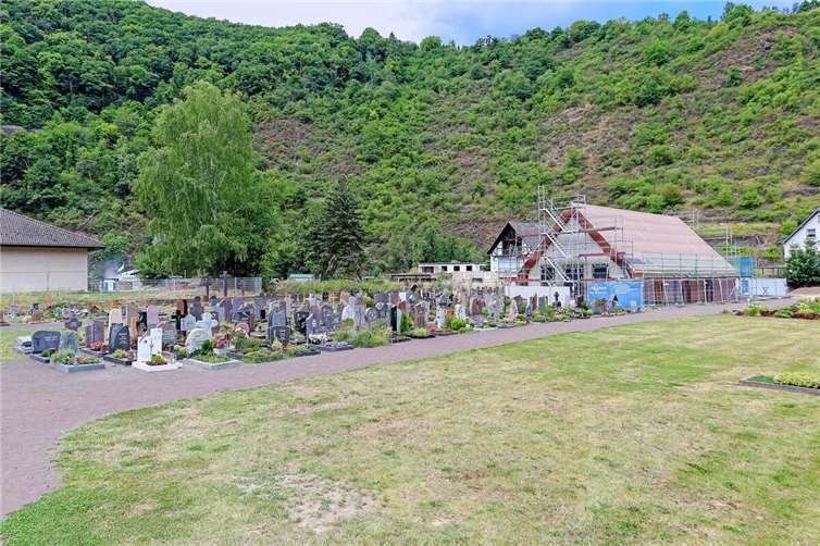 Der Wiederaufbau der zerstörten Friedhofskapelle wird aus dem Sondervermögen Wiederaufbau gefördert. Baubeginn dieser Wiederaufbaumaßnahme war im Sommer 2024, die Fertigstellung ist für Dezember 2025 geplant.  Foto: Thorsten Trütgen / VG Altenahr