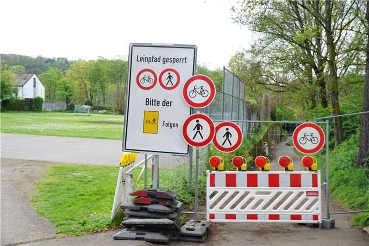 Der Wiesenpfad in Horchheim ist aus Sicherheitsgründen gesperrt. Die Mauer entlang des Bolzplatzes ist nicht mehr standsicher. Foto: Stadt Koblenz / Verena