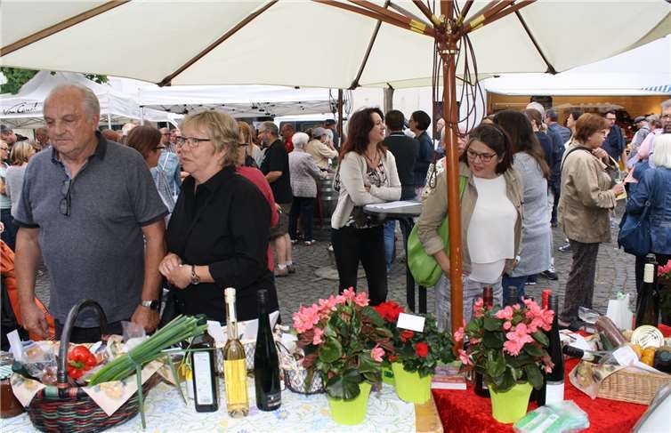 Der Winninger Wochenmarkt ist zum Publikumsmagneten geworden. Zum einjährigen Jubiläum gab es eine Benefiz-Tombola.TE