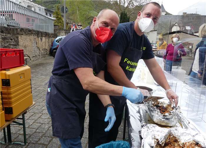 Traditioneller Schmorbraten zum 40. Jubiläum Der Winzer-Schmorbraten der Kardener Floriansjünger ist schon seit Jahrzehnten eine beliebte Gaumenfreude frisch aus der Glut.