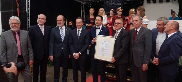 Der Winzergenossenschaft Mayschoss-Altenahr wurde die Ehrenurkunde des Verbandes überreicht. -RU-
