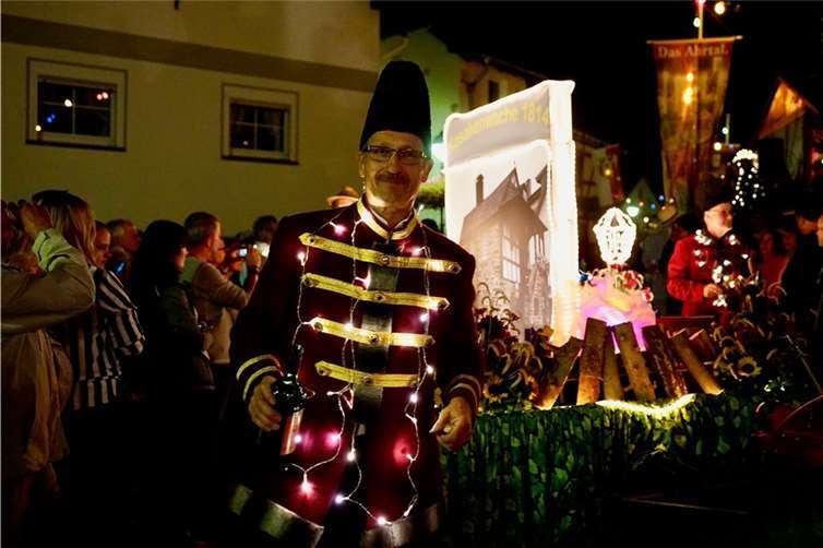 Der Winzerstammtisch zog in tollen Uniformen unter dem Motto: „Die Kosaken tranken munter bei der Wache Frühburgunder“ durch den Ort.