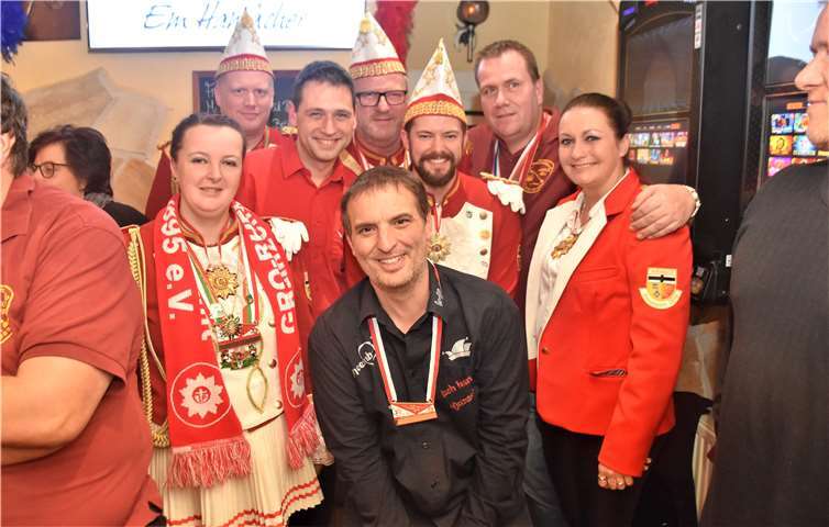 Der Wirt vom „Em Hamächer“, Ingo Buttenberg (Mitte), hatte alle Hände voll zu tun, um die Narren mit kühlem Nass zu versorgen.Foto: EICH