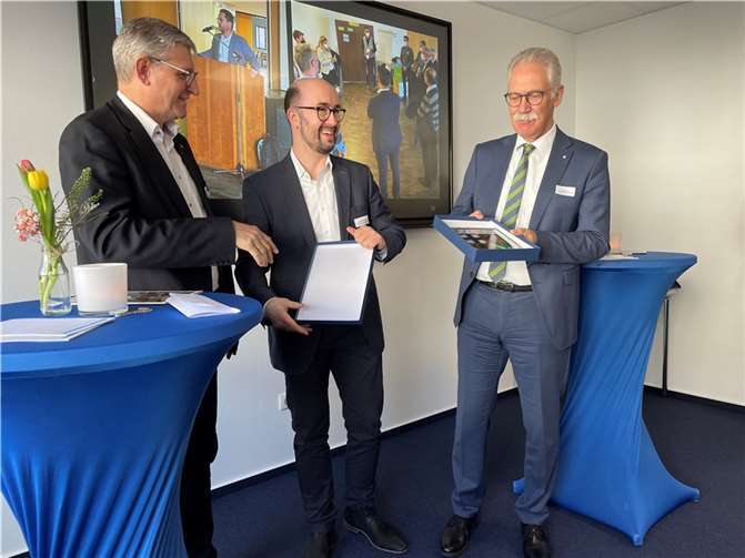 Der Wirtschaftsförderer des Kreises Ahrweiler, Tino Hackenbruch, übergab das Glaswappen des Landkreises.  Foto: ROB