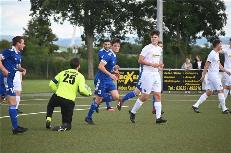 Der Wissener Torhüter Philipp Klappert verhinderte bei der SG 99 Andernach (von links in den blauen Trikots Ole Conrad, Burim Zeneli und Tim Hoffmann) mehrmals einen Gegentreffer.Fotos: SK