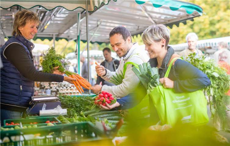 Der Wochenmarkt hat sein Sortiment erweitert. Foto:Ronald Bonss - Deutsche Marktgilde eG