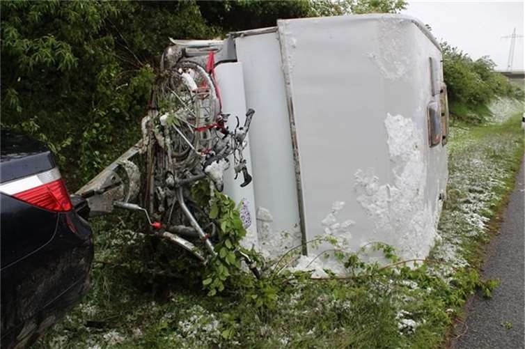 Wohnanhänger eines Pkw nach Unfall umgekippt Der Wohnanhänger kippte seitlich um.