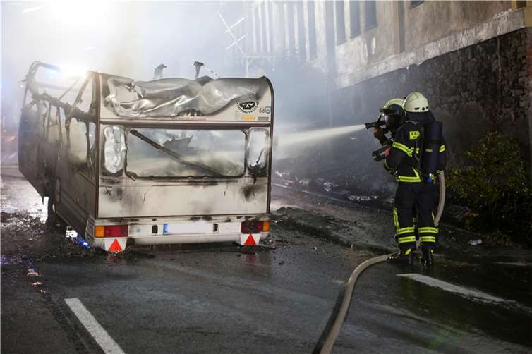 Der Wohnwagen brannte komplett aus. Fotos: Feuerwehr VG Puderbach