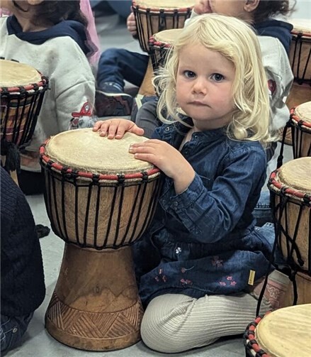 Der Workshop führte die Kinder an die Trommeln. Foto: Stadt Meckenheim