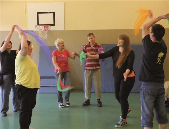 Der Workshop im Caritas-Zentrum bot unter anderem eine Tanzvariation mit bunten Tüchern. Caritas Zentrum
