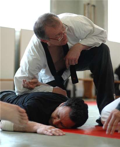 Der Workshop vermittelt Basiskenntnisse zur Verteidigung gegen gewalttätige Angriffe. privat