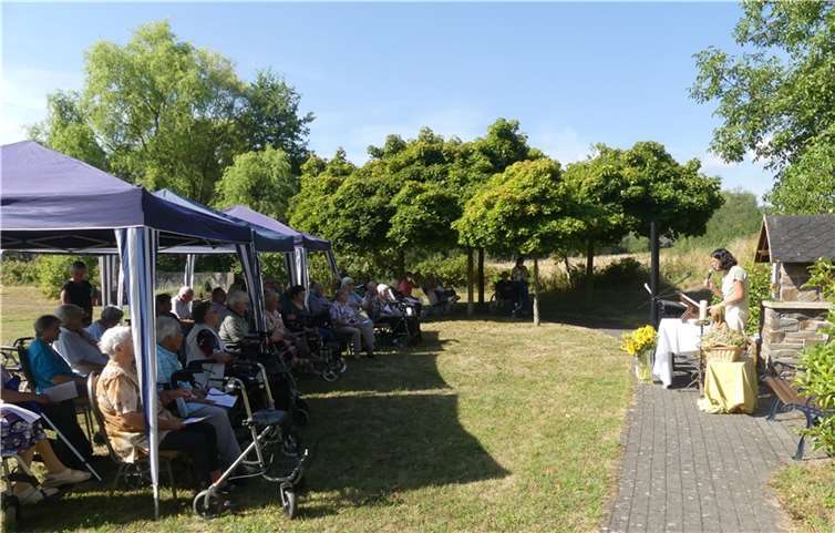 Der Wortgottesdienst mit Kräutersegnung im Villa-Park wurde von vielen Senioren besucht. Fotos: privat