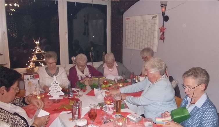 Der Würfel entschied, ob die Möhnen ihre Geschenke behalten durften oder ob man doch etwas anderes bekam. privat