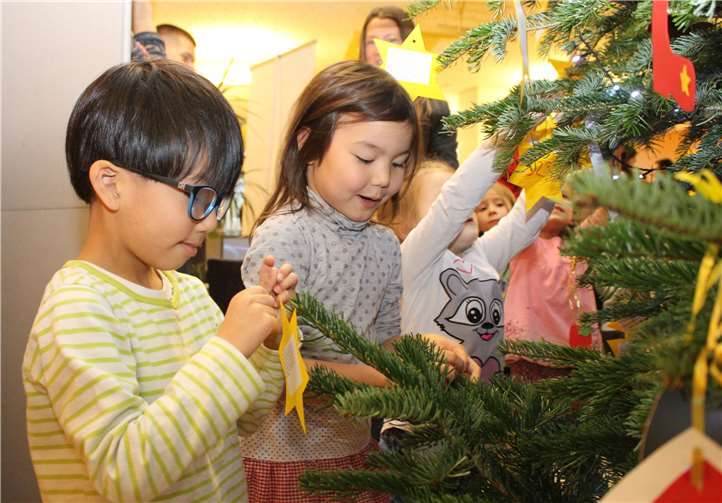 Der Wunschbaum im evm-Kundenzentrum ist mit vielen Wunschsternen und wunderschönem Weihnachtsschmuck verziert, den Kinder aus vier Kitas der Koblenzer Caritas liebevoll gebastelt haben.