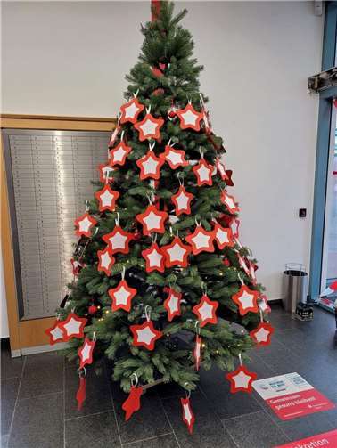 Der Wunschbaum steht im Foyer der Sparkasse in Polch.  Foto: privat