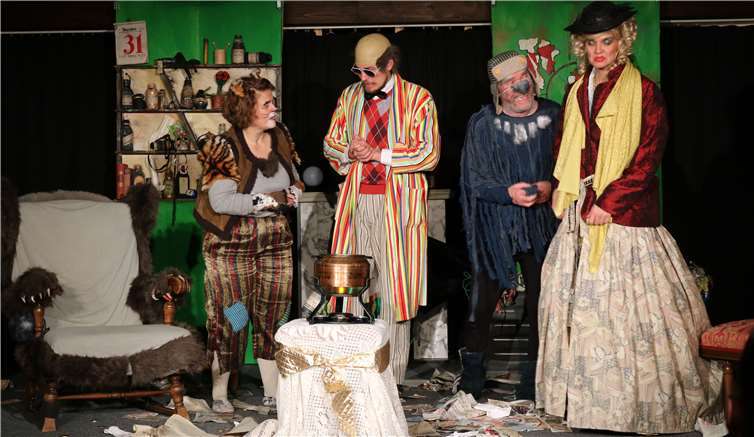 Der Wunschpunsch ist fertig und das Wünschen kann beginnen. Fotos: UP