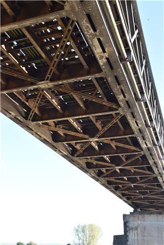 Der Zahn der Zeit nagt an der Kronprinzenbrücke.