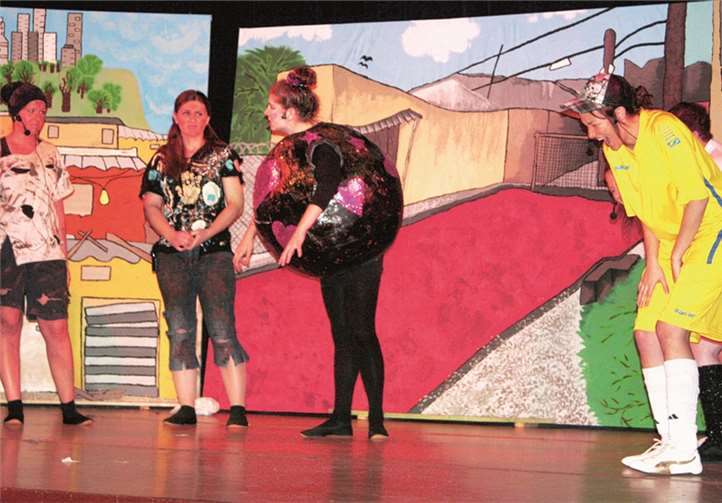 Der Zauberball versucht, zwischen armen und reichen Kids zu vermitteln.