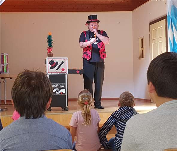 Der Zauberer Bagatelli entfachte ein Feuerwerk der professionellen Zauberkunst.