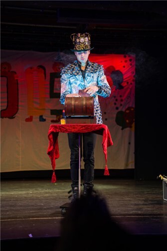 Der Zauberer Felix Bergmann bei seinem Auftritt.