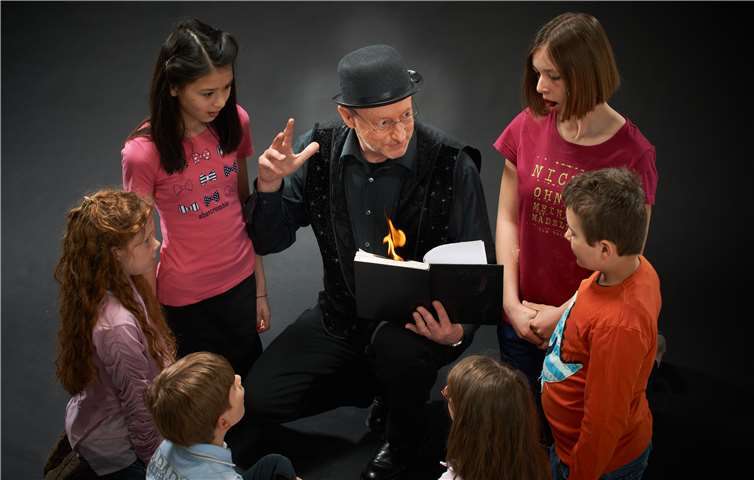 Der Zauberer "Jabutri"setzt sich auf magische Art mit Büchern auseinander.Copyright: Yaph_Photograph